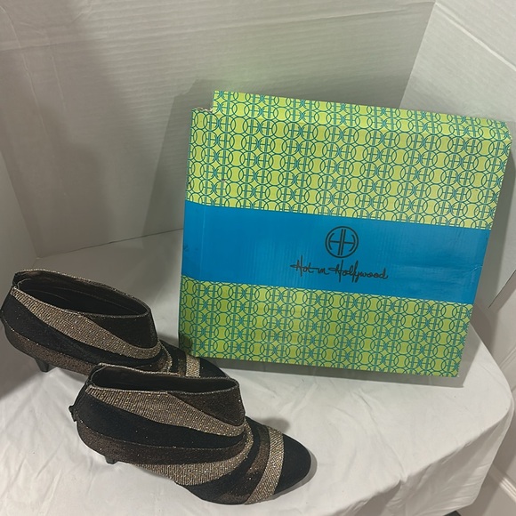 Black and Gold Women's Heels - Picture 2 of 3